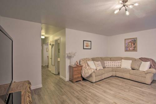 Townhome With Fireplace, Walk To Shops And Dining!