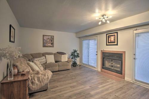 Townhome With Fireplace, Walk To Shops And Dining!