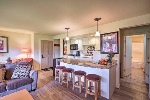 Apartamento Bend Condo With Deck, Resort-style Amenities And Views!