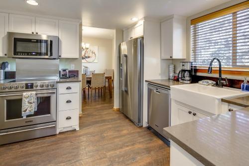 Lovely Bend Retreat With Private Patio & Firepit Home