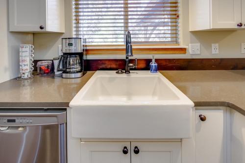 Lovely Bend Retreat With Private Patio & Firepit Home