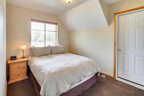 Lovely Bend Retreat With Private Patio & Firepit Home