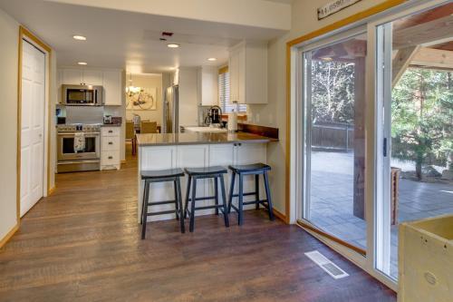 Lovely Bend Retreat With Private Patio & Firepit Home