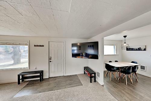 2-home Retreat - Walk To Dining, Brewpubs & River Home