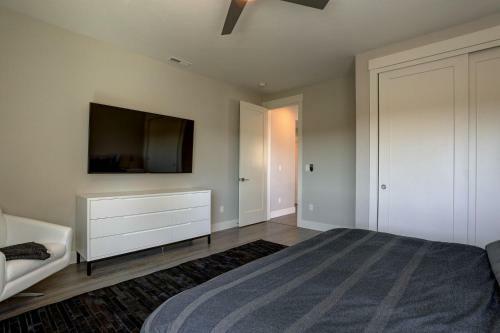 Ruby Peak Spacious & Comfortable Home - 30 Day Minimum Home