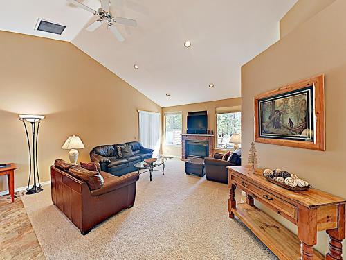 New Listing! Spacious Sunriver Haven With Hot Tub Home