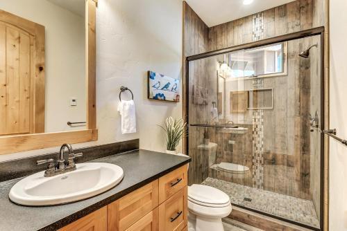 Apartamento New Listing! Duplex On Deschutes River With Hot Tub Duplex