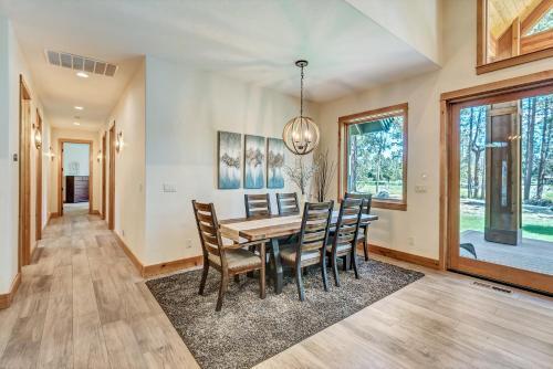 Apartamento New Listing! Duplex On Deschutes River With Hot Tub Duplex