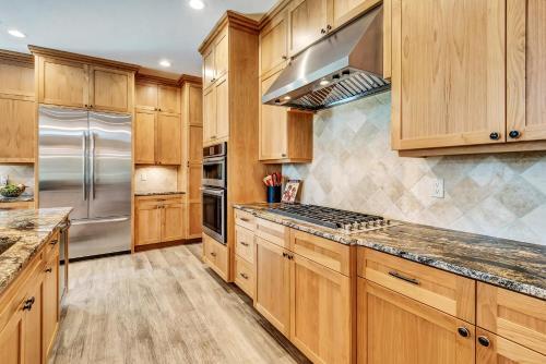 Apartamento New Listing! Duplex On Deschutes River With Hot Tub Duplex