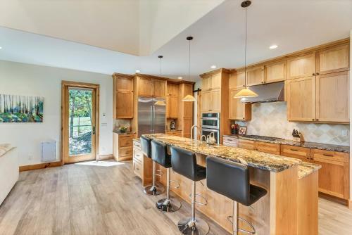 Apartamento New Listing! Duplex On Deschutes River With Hot Tub Duplex