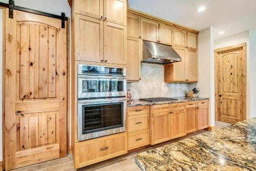 Apartamento New Listing! Duplex On Deschutes River With Hot Tub Duplex
