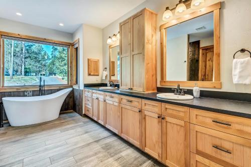 Apartamento New Listing! Duplex On Deschutes River With Hot Tub Duplex