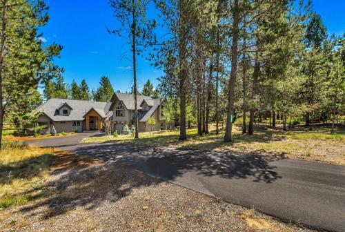 Apartamento New Listing! Riverfront Retreat With Dock & Foosball Duplex