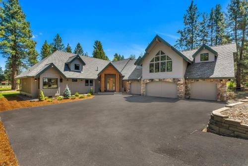 Apartamento New Listing! Riverfront Retreat With Dock & Foosball Duplex