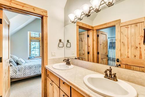 Apartamento New Listing! Riverfront Retreat With Dock & Foosball Duplex