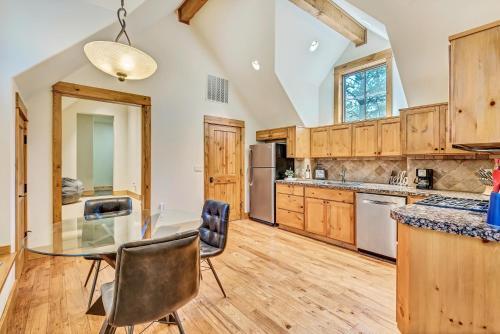 Apartamento New Listing! Riverfront Retreat With Dock & Foosball Duplex