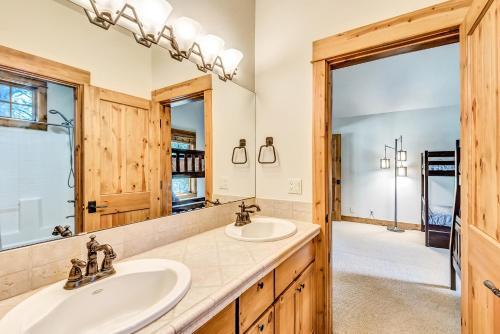 Apartamento New Listing! Riverfront Retreat With Dock & Foosball Duplex