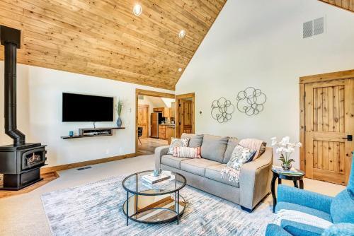 Apartamento New Listing! Riverfront Retreat With Dock & Foosball Duplex
