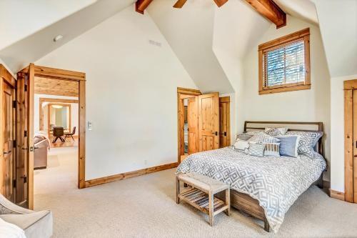 Apartamento New Listing! Riverfront Retreat With Dock & Foosball Duplex