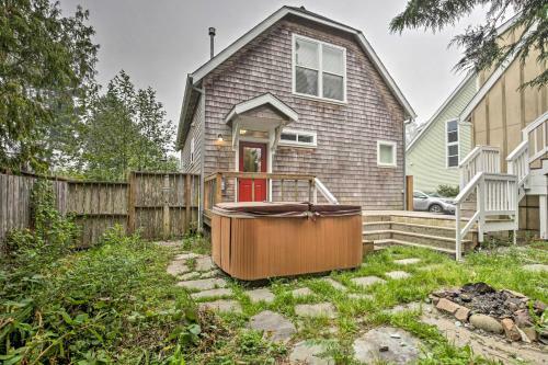 Dog-friendly Home With Hot Tub And Deck Walk To Beach