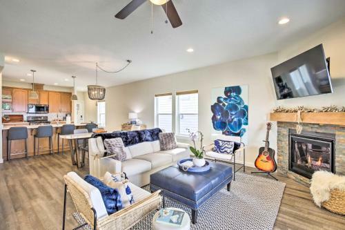 Modern Retreat With Deck, Hot Tub And Ocean View!