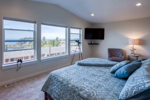 Oceanview Townhome - Pet Friendly - Sleeps 6 - King