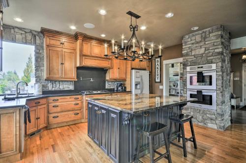 Group-friendly Hood River House With Deck, Game Room