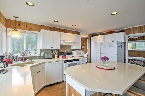 Exquisite Oceanside House With Pacific Views And Deck!