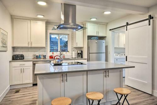 Modern Retreat Less Than � Mi From Rockaway Beach!