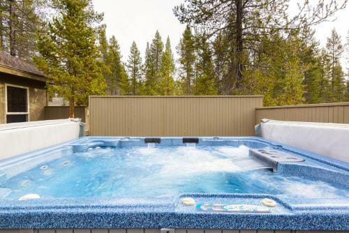Stunning Retreat- Hot Tub, Sharc Access, 2 Masters Home