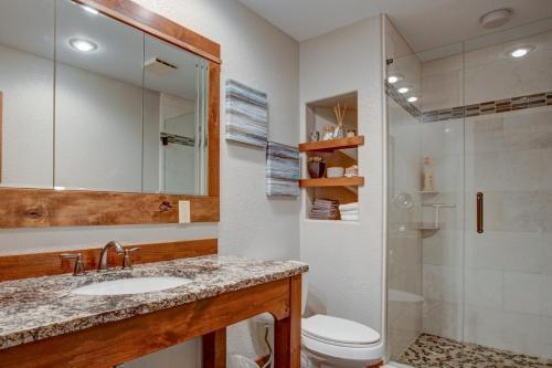 Stunning Retreat- Hot Tub, Sharc Access, 2 Masters Home