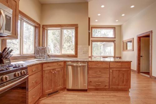 Stunning Retreat- Hot Tub, Sharc Access, 2 Masters Home