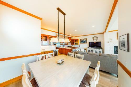 Spectacular Modern Seaside Cove Home