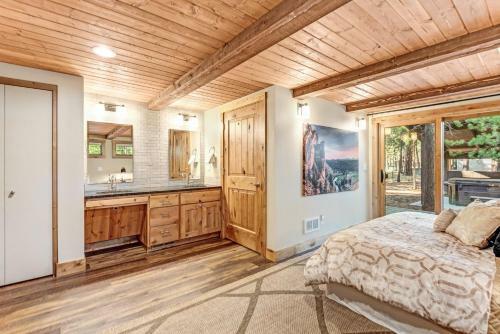 Aspen Lodge - Large Deck, Hot Tub & Fairway View Home