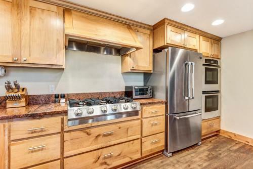 Aspen Lodge - Large Deck, Hot Tub & Fairway View Home