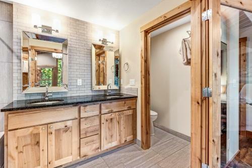 Aspen Lodge - Large Deck, Hot Tub & Fairway View Home