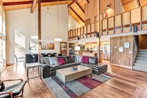 Aspen Lodge - Large Deck, Hot Tub & Fairway View Home