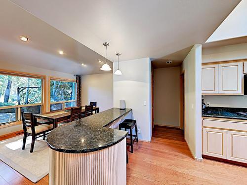 New Listing! Sunriver Gem On Woodlands Golf Course Home