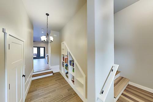 New-build Getaway - Patio & Firepit - Walk To Bay Home