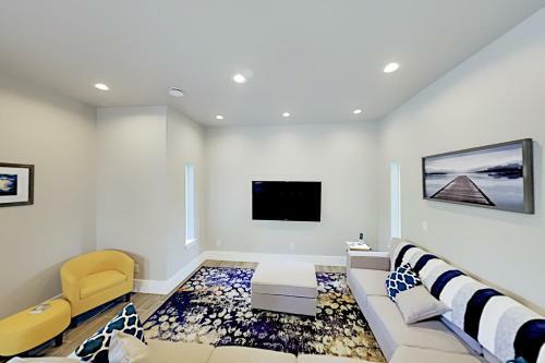 New-build Getaway - Patio & Firepit - Walk To Bay Home