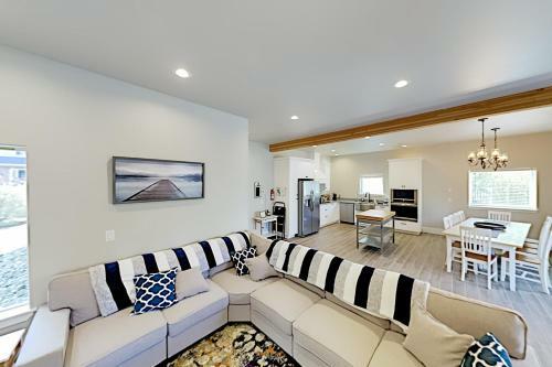 New-build Getaway - Patio & Firepit - Walk To Bay Home