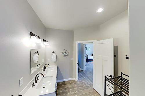 New-build Getaway - Patio & Firepit - Walk To Bay Home