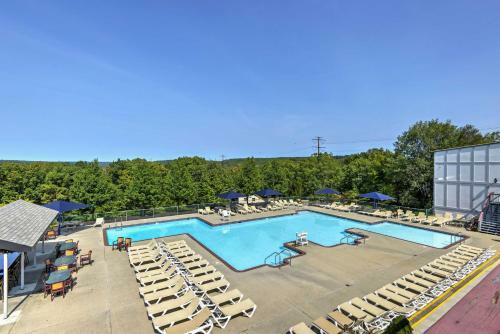 Poconos Home With Fire Pit, Hot Tub, Deck And Grill!