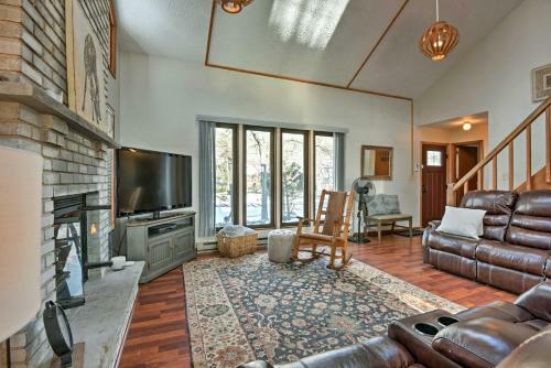 Poconos Home With Fire Pit, Hot Tub, Deck And Grill!