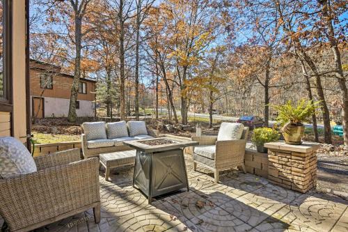 Poconos Home With Fire Pit, Hot Tub, Deck And Grill!
