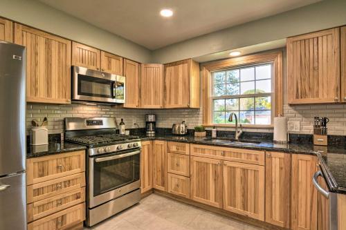 Cozy Modern Home 2 Miles From Downtown Erie!