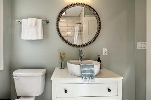 Cozy Modern Home 2 Miles From Downtown Erie!