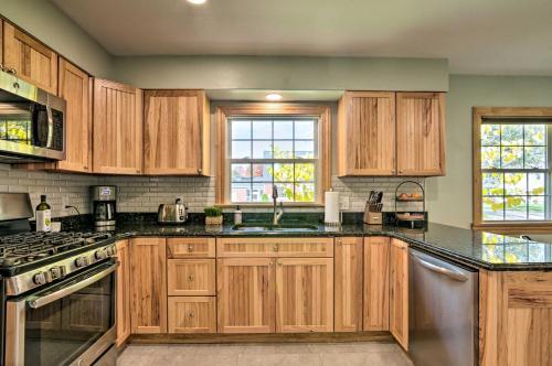 Cozy Modern Home 2 Miles From Downtown Erie!