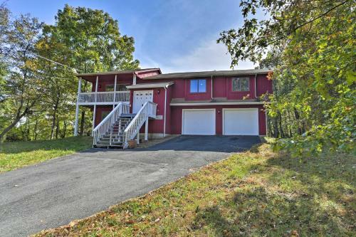Modern Bushkill Home With Deck - 7 Mi To Falls!
