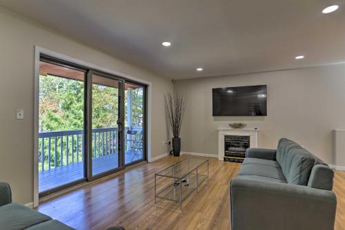 Modern Bushkill Home With Deck - 7 Mi To Falls!